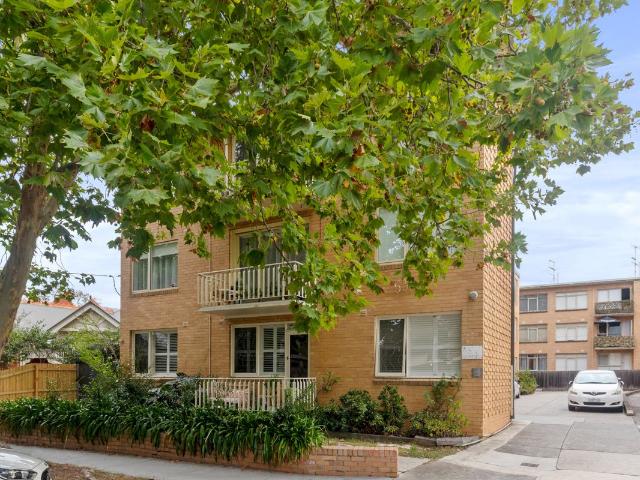 Sun Drenched One Bedroom Apartment in Prime Elwood Location