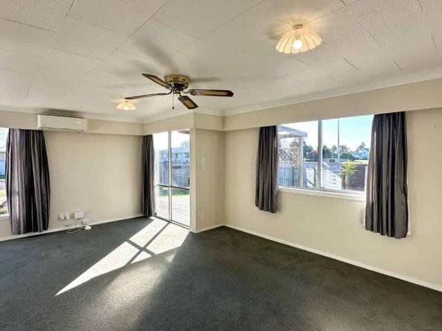 Sun Drenched Three Bedroom in Edgecumbe