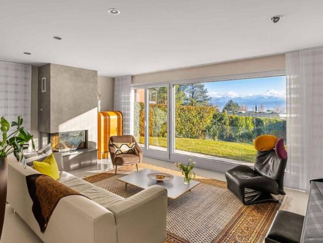 Sun drenched villa with breathtaking views of the lake