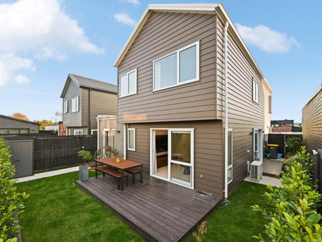 Sun filled Modern Home Close To Chartwell