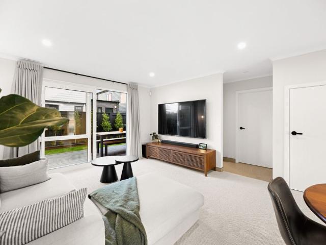 Sun filled Modern Home Close To Chartwell