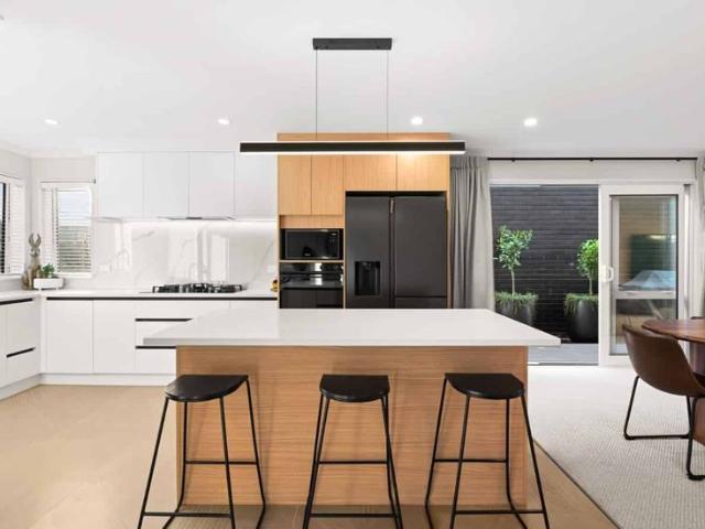 Sun Filled Modern Home Close to Chartwell