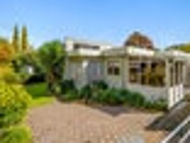 Sun filled delight in Saint Johns Hill
