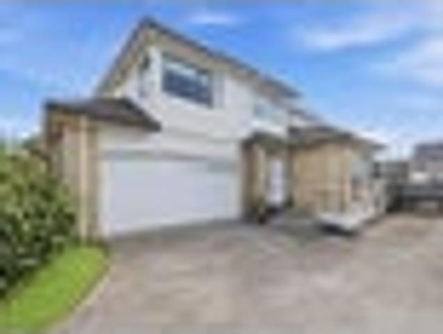 Sun Filled Family Living in Prime Howick Position