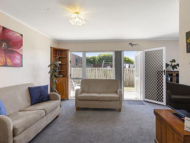 Sun filled 1 bedroom unit with garage!