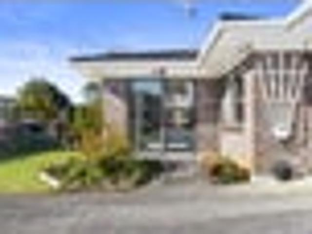 Sun Soaked End Unit, Central Pukekohe!