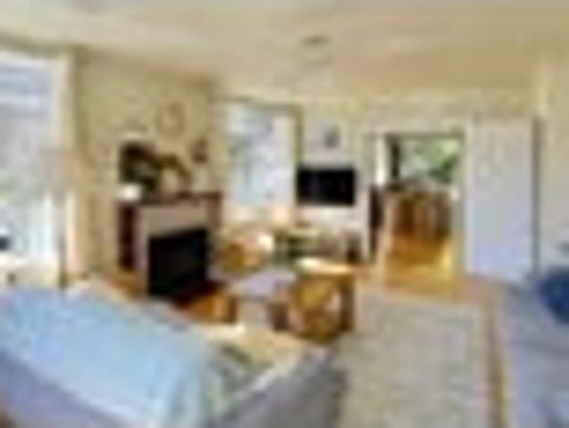 Sun Soaked Family Home on Generous Section