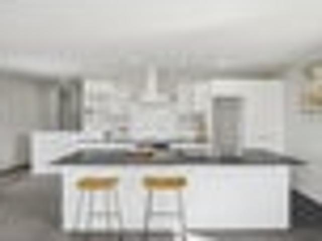 Sun Soaked Family Living on Freehold 468m²