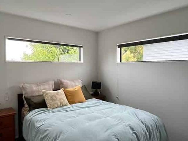 Sun soaked pet friendly 2 bedroom in the Peninsula