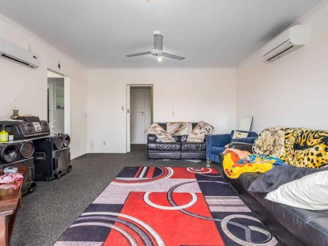 Sun Soaked Sanctuary in the Trees 453 Scenic Drive, Waiatarua