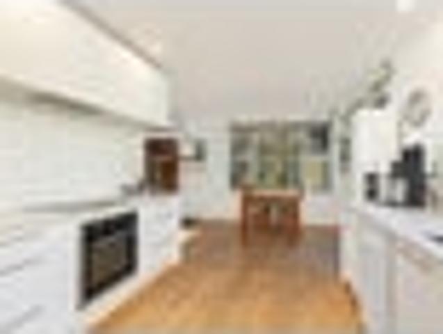 Sun, Space & Sea Views in a Quiet Cul de Sac