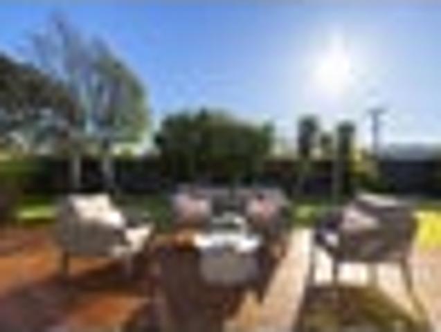 Sun, Space & Style on Songer