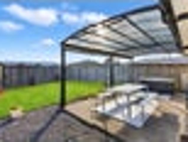 Sun, Style and Tararua Views
