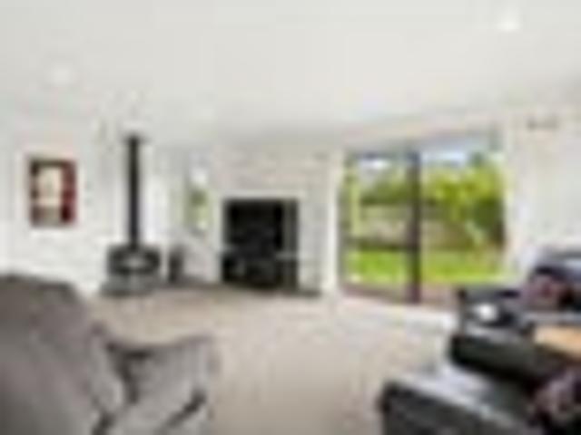 SUN. WOODFIRE. ENSUITE. WALK TO TOWN