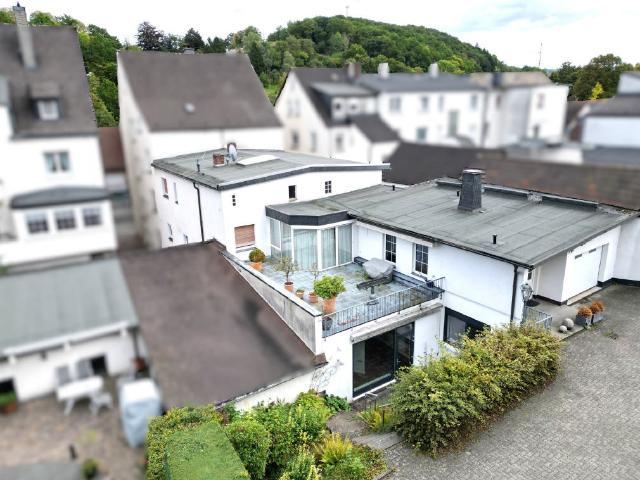 / Sundern Zentrum: Wohnhaus mit Gewerbefläche & Parkmöglichkeiten