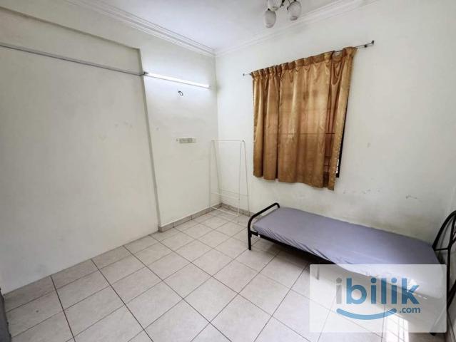 Sungai Buloh Middle Bedroom For Rent