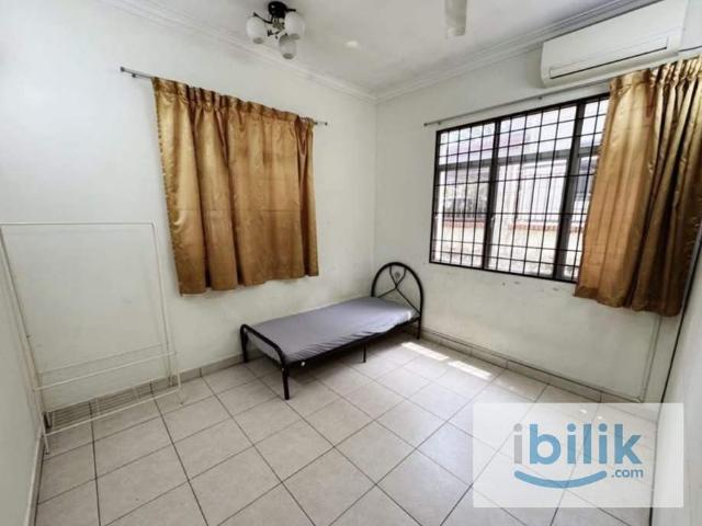 Sungai Buloh Middle Bedroom For Rent