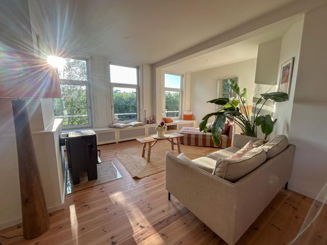 SUNNIEST CANAL APARTMENT IN AMSTERDAM JORDAAN