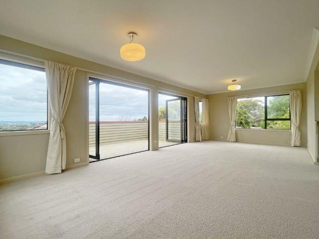 Sunny 4 Bedroom 2.5 Bathroom near Dominion Road