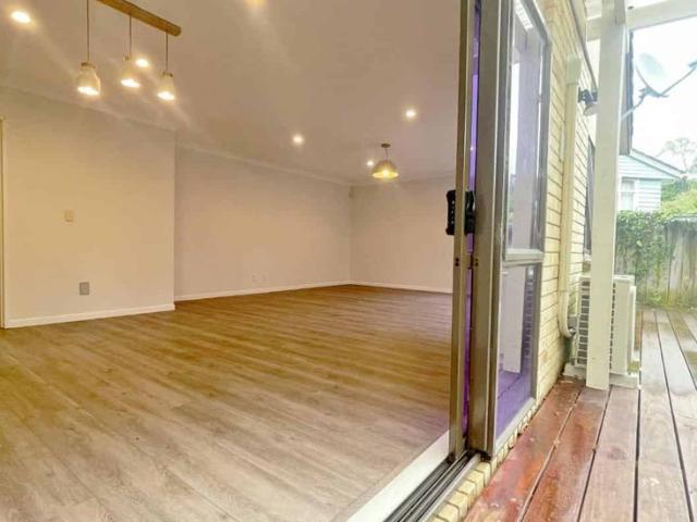 Sunny 5 bedroom 2 bathroom stunning house
