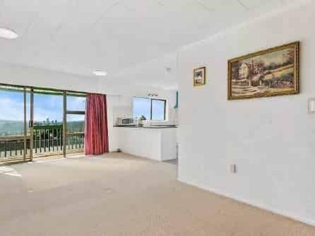 Sunny 5 bedroom house in Glenfield