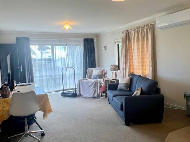 Sunny 2 Bedroom Home in Sought After Huntington