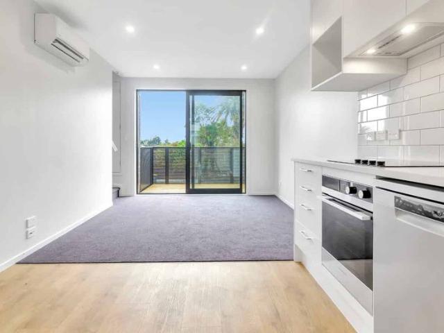 Sunny 2 bedroom townhouse with a garage