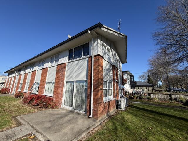 Sunny 2 bedroom Unit With Washer & Dryer Included