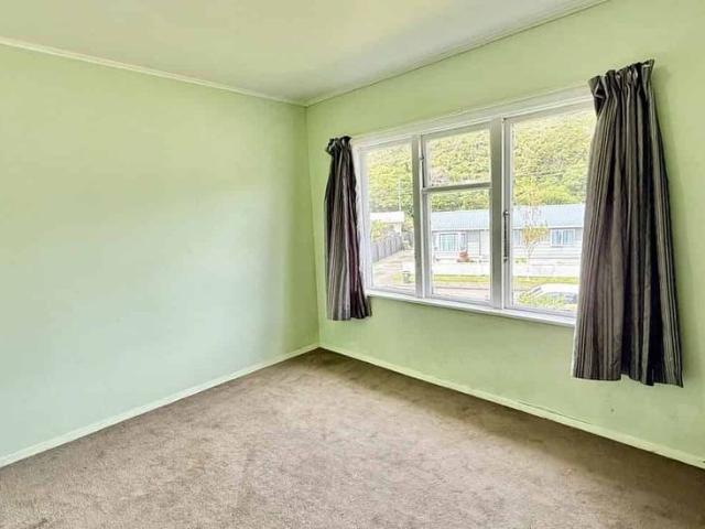 Sunny 3 Bed Cul De Sac Home with Large Yard
