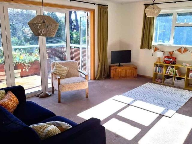 Sunny 3 bed home in Melrose