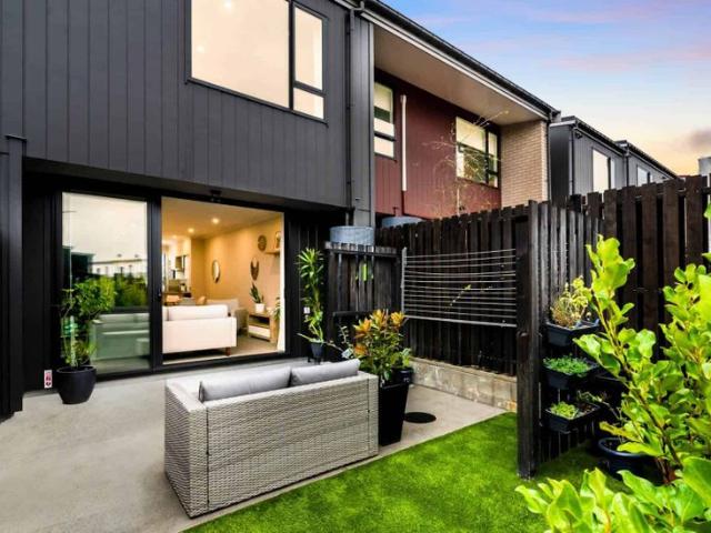 Sunny 3 bedroom, 1 bathroom family home in hea.