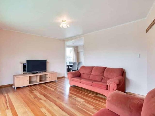 Sunny 3 Bedroom Family Home in a Convenient Location