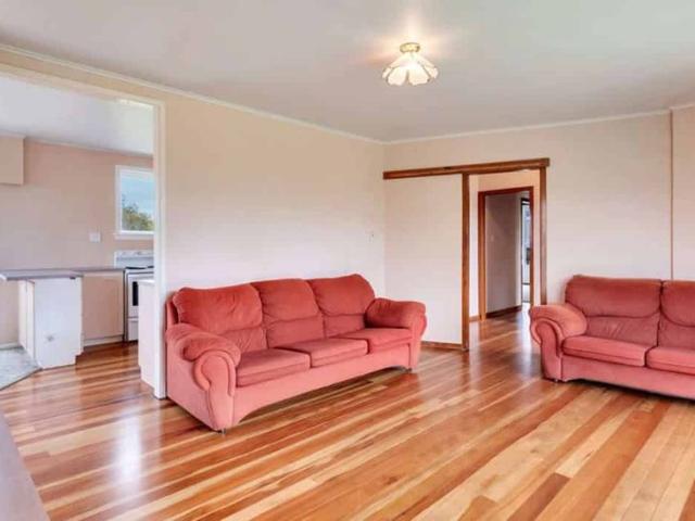 Sunny 3 Bedroom Family Home in a Convenient Location