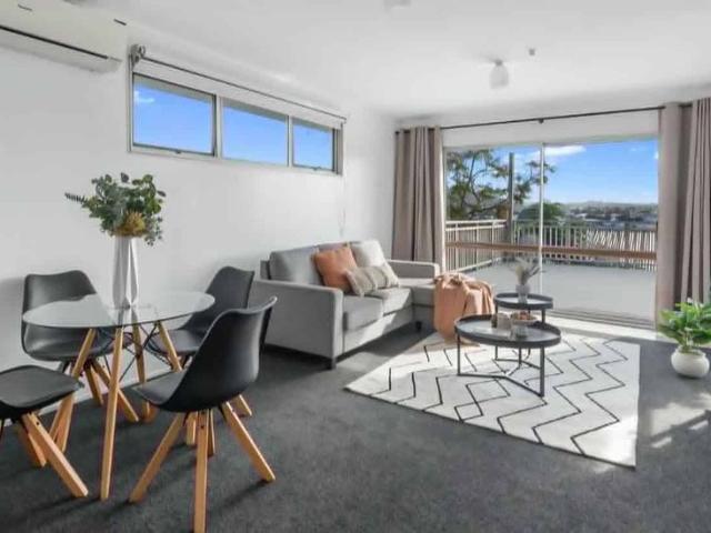 Sunny 3 Bedroom Family Home w~ Views & Large Deck
