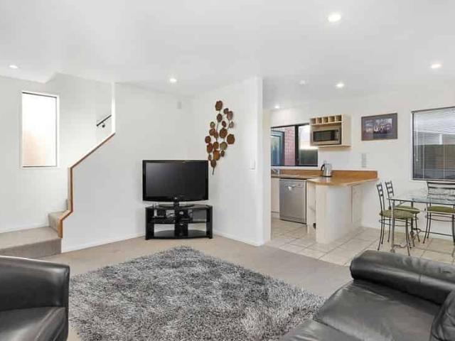 Sunny 3 Bedroom Home with Garage & Garden – Great Location!