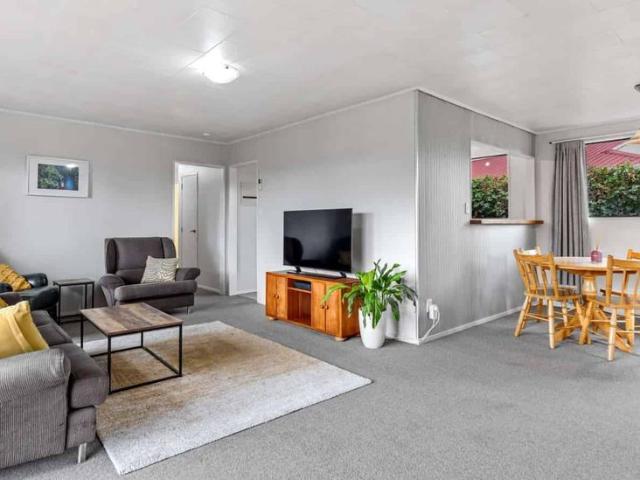Sunny 3 bedroom Hilltop home