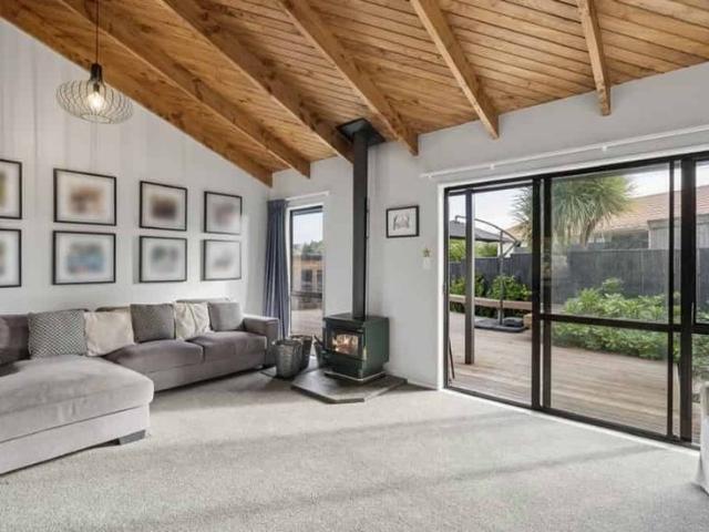 Sunny 3 Bedroom Waikanae Beach Home with Exceptional Outdoor Living