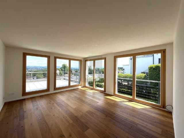 SUNNY TERRACE DREAM WITH PANORAMIC VIEW!