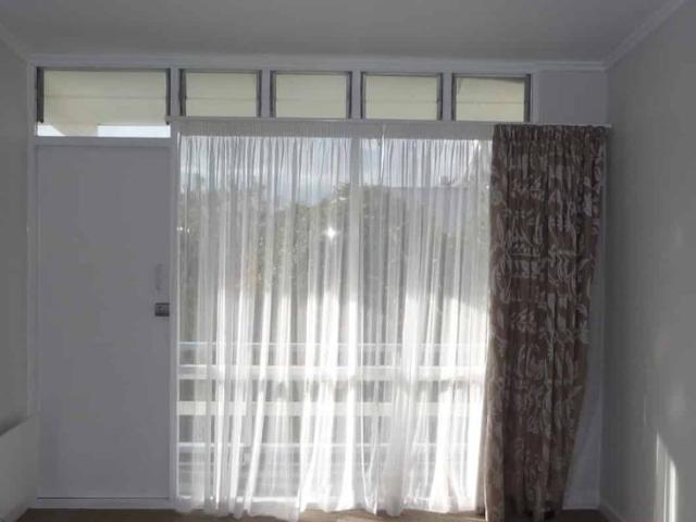 Sunny tidy 1 bedroom apartment with parking. Great outlook