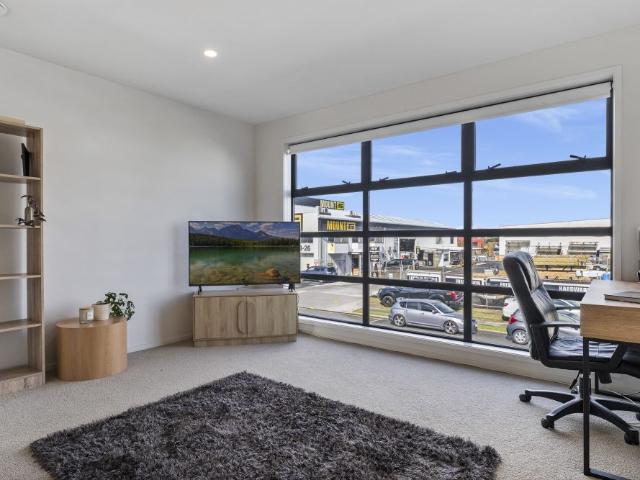 Sunny Townhouse in Prime Summer Spot