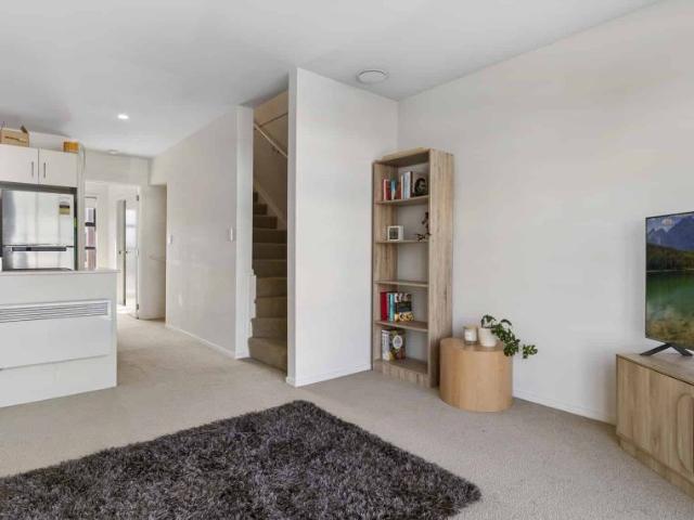 Sunny Townhouse in Prime Summer Spot