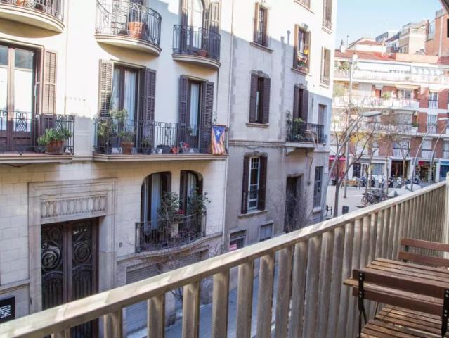 Sunny two bedroom apartment in the exclusive neighborhood of Sarria Sant Gervasi