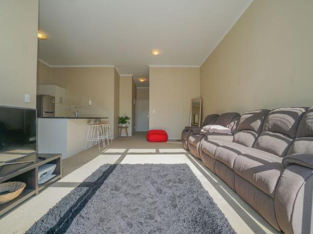 Sunny Two Bedroom Apartment with Two Secure Car Parks