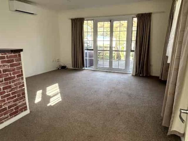 Sunny Two Bedroom Gem, Walk to Shops, Schools and Rail