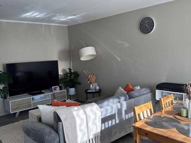 Sunny Two Bedrooms on the flat Newlands Road