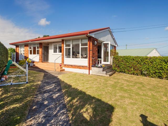Sunny, warm 5 bedroom home