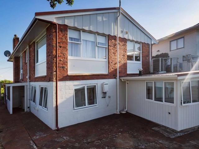 Sunny, warm 5 bedroom home