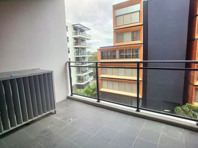 Sunny and Spacious on Level 4 Close to Train Station, Shops, School and Parks