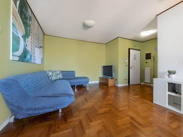 Sunny Bologna Apartment with Terrace and Parking, Bologna Amsterdam Apartments for Rent