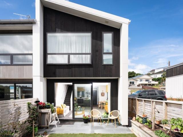SUNNY, CAREFREE, MODERN TOWNHOUSE